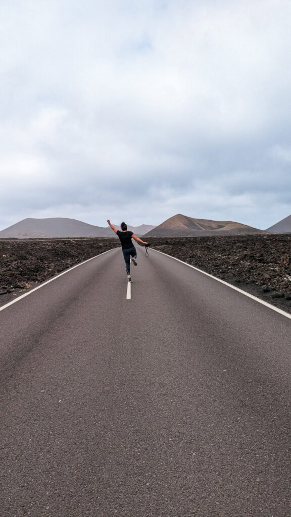 Route panoramique LZ-67 traversant les champs de lave du parc Timanfaya Lanzarote