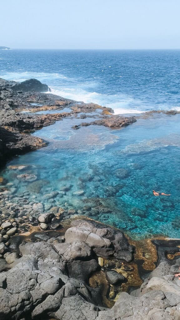 Piscines naturelles de Los Charcones creusées dans la roche volcanique sauvage Lanzarote