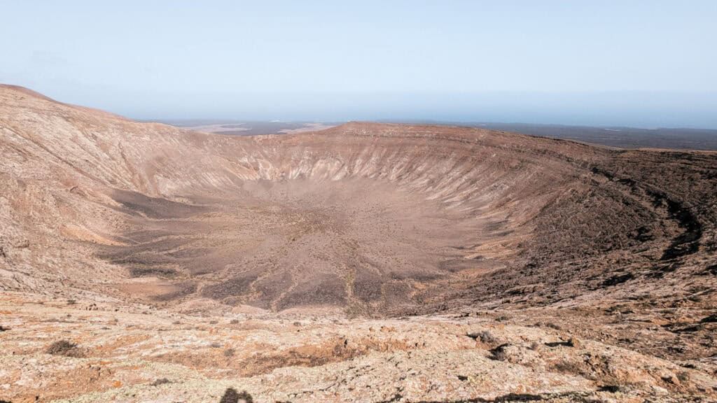 Vue spectaculaire depuis le bord du cratère de la Caldera Blanca Lanzarote