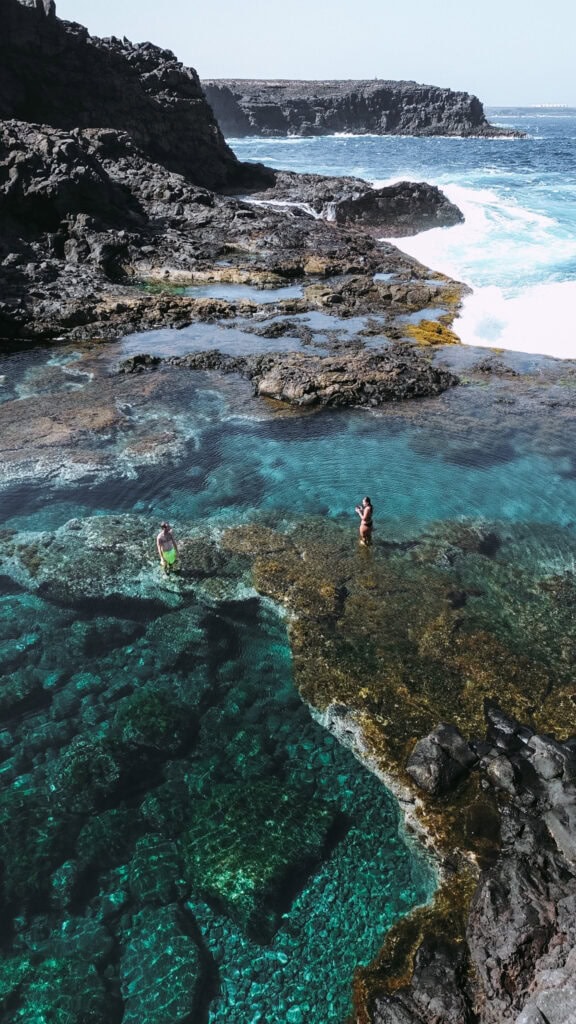 Piscines naturelles de Los Charcones creusées dans la roche volcanique sauvage Lanzarote
