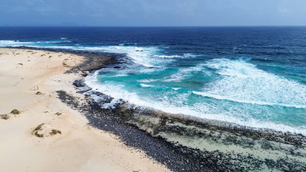 Plage sauvage sur l'île de La Graciosa vue du ciel