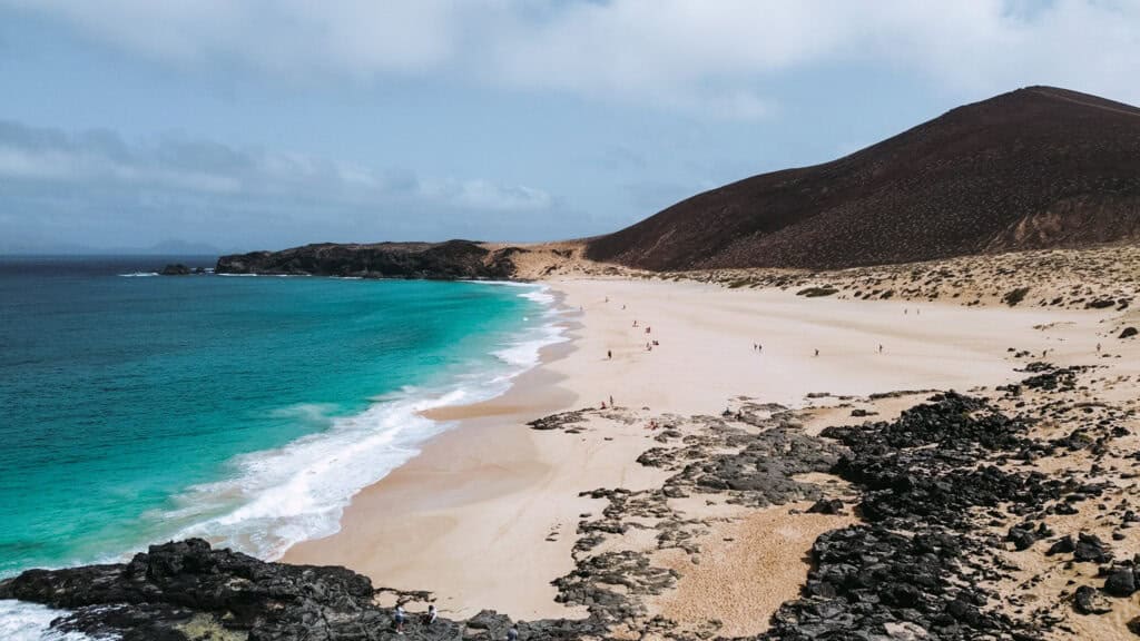 Plage sauvage Playa de las Conchas sur l'île de La Graciosa vue du ciel