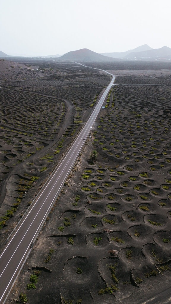 Route panoramique LZ-67 traversant les champs de lave du parc Timanfaya Lanzarote