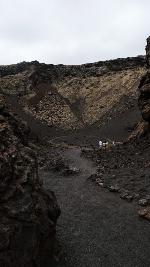 Intérieur du cratère du volcan El Cuervo avec parois colorées soufre et fer