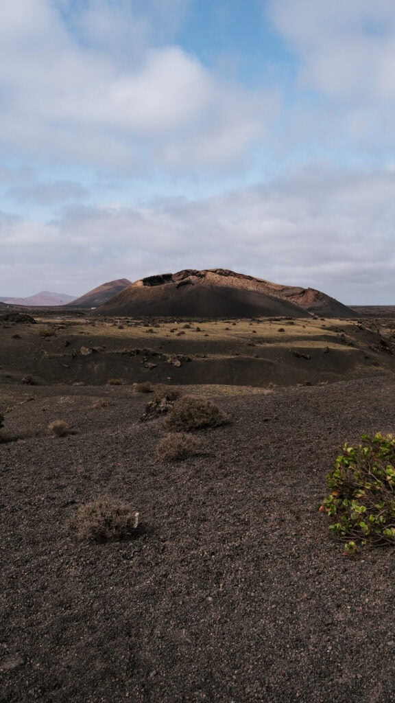 Sentier de randonnée volcan El Cuervo au milieu d'un paysage lunaire Lanzarote