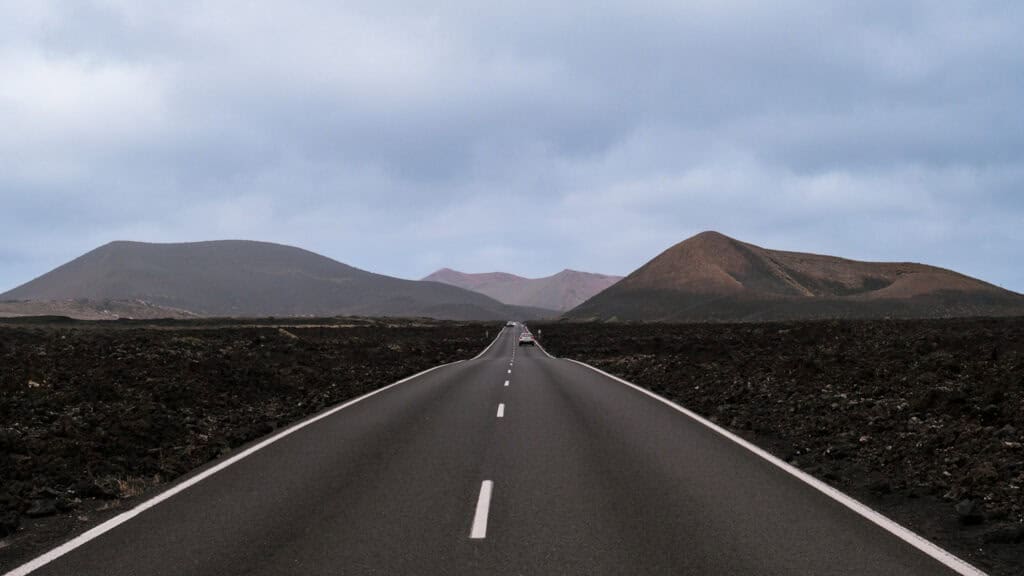 Route panoramique LZ-67 traversant les champs de lave du parc Timanfaya Lanzarote