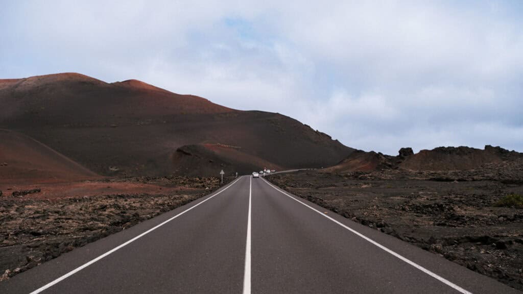 Route panoramique LZ-67 traversant les champs de lave du parc Timanfaya Lanzarote