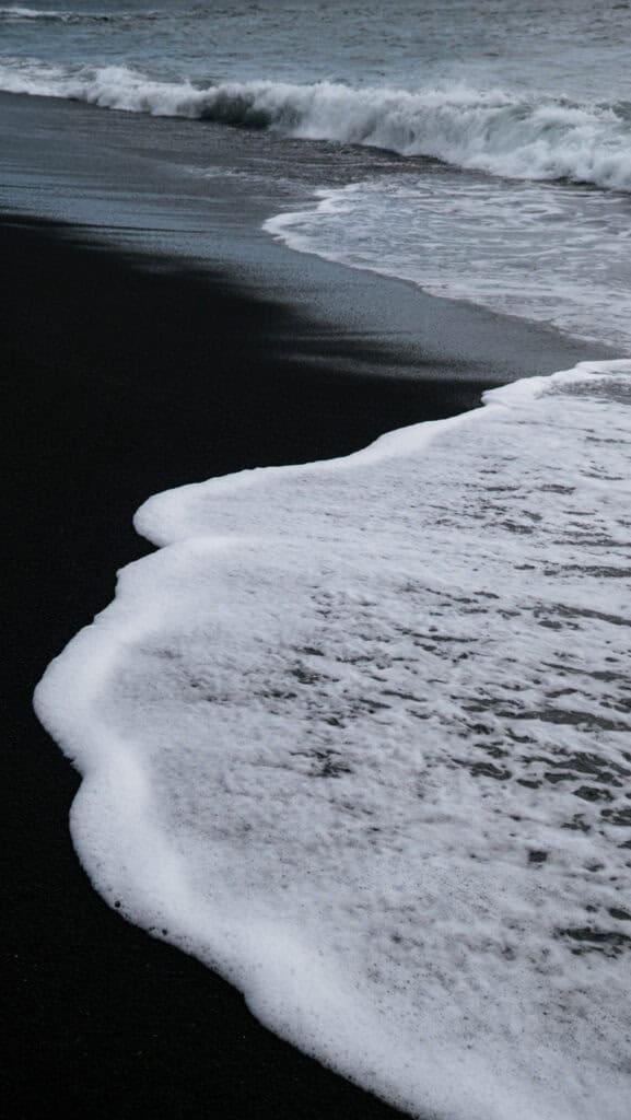 plage de sable noir de playa de janubio