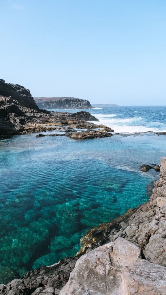 Piscines naturelles de Los Charcones creusées dans la roche volcanique sauvage Lanzarote