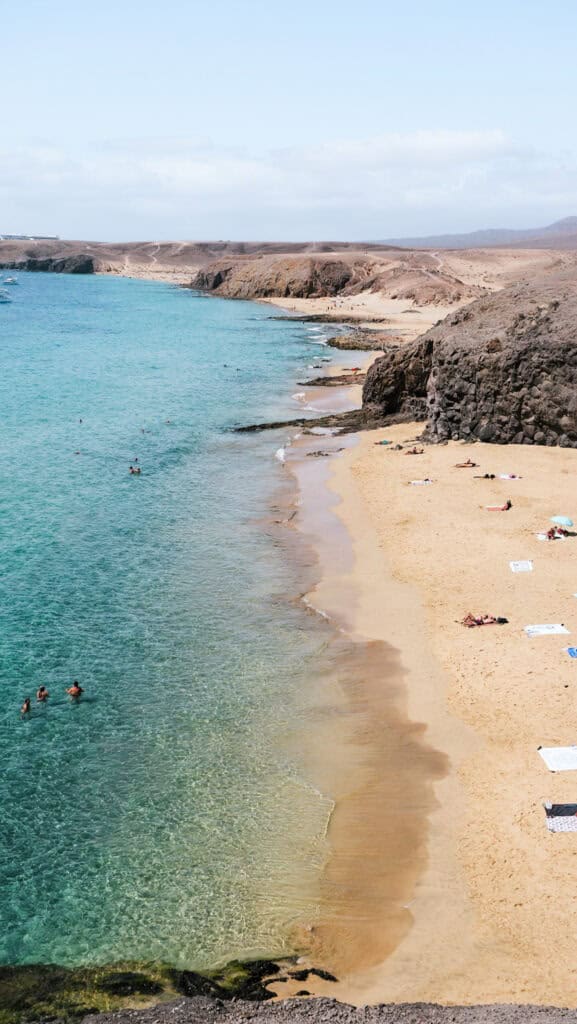 Vue panoramique sur la plage de Papagayo et ses eaux cristallines au sud de Lanzarote