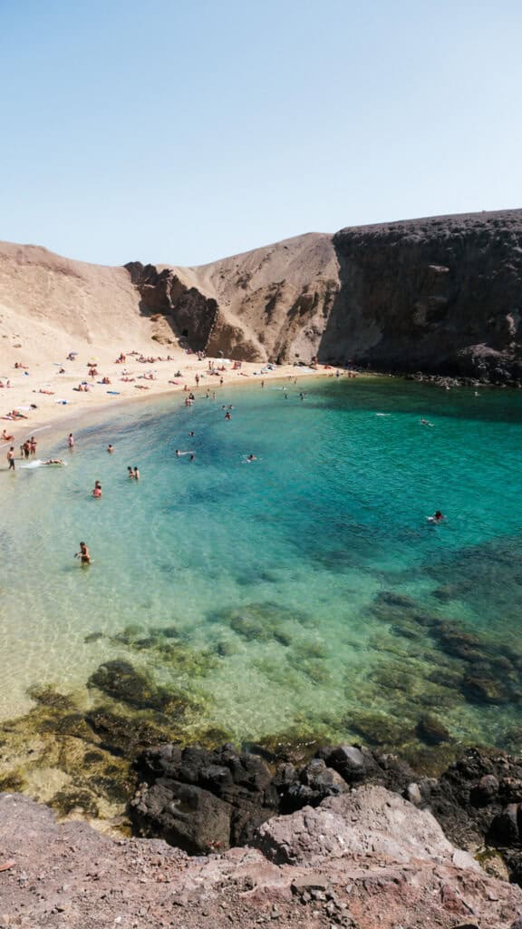 Vue panoramique sur la plage de Papagayo et ses eaux cristallines au sud de Lanzarote