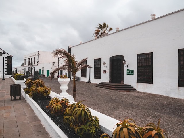 Ruelles blanches et architecture coloniale du village de Teguise Lanzarote