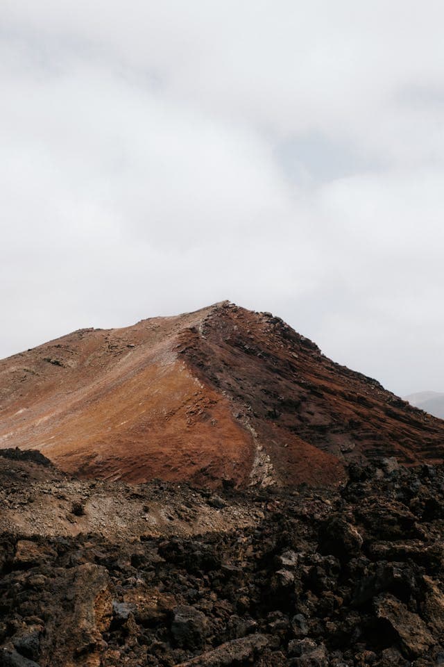 Randonnée au sommet du volcan Montaña Corona avec vue sur l'océan Lanzarote