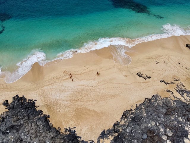 Plage sauvage sur l'île de La Graciosa vue du ciel
