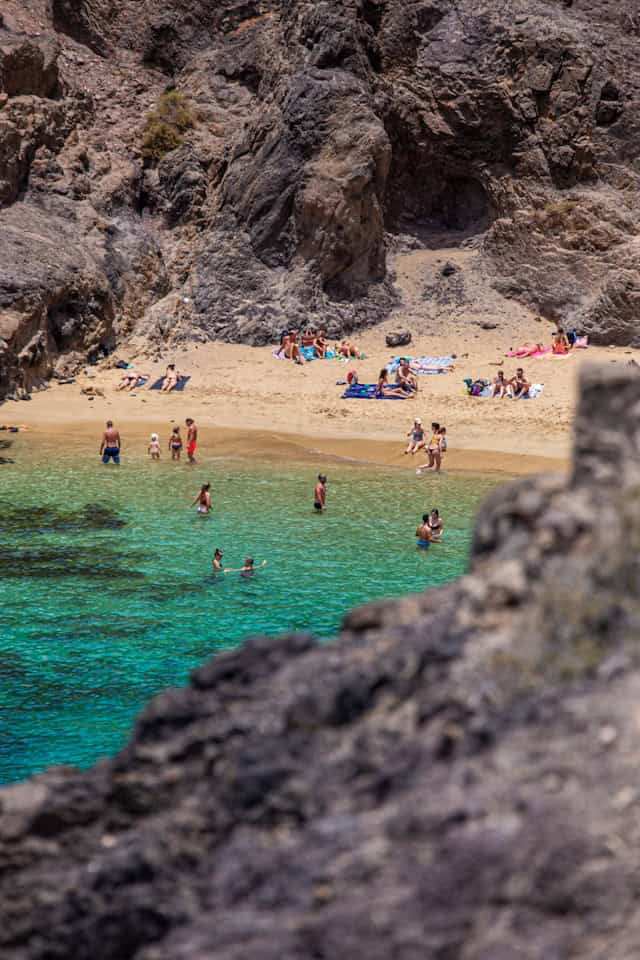 Vue panoramique sur la plage de Papagayo et ses eaux cristallines au sud de Lanzarote