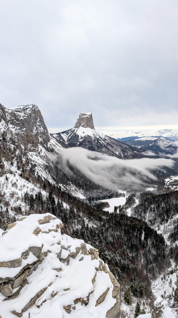 vue le mont aiguille sous la neige avec une mer de nuages