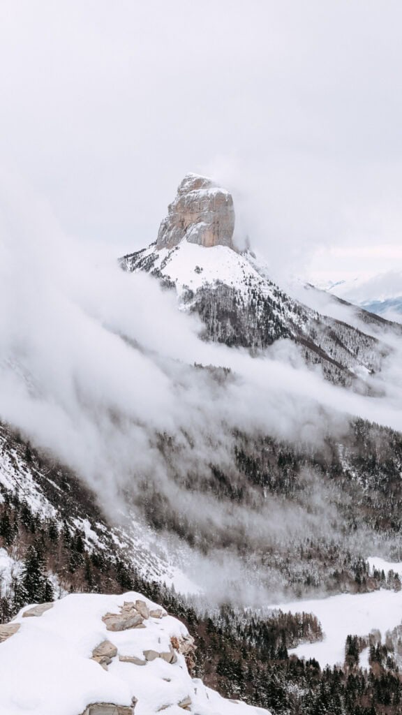 vue le mont aiguille sous la neige avec une mer de nuages