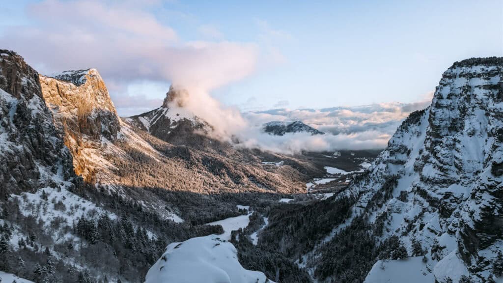 vue le mont aiguille au matin avec mer de nuages