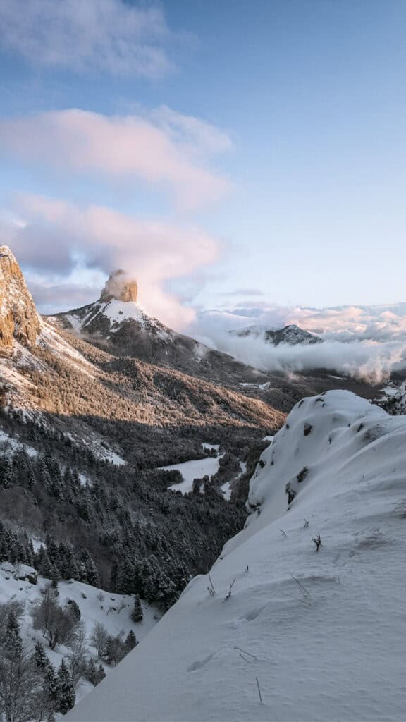vue le mont aiguille au matin avec mer de nuages